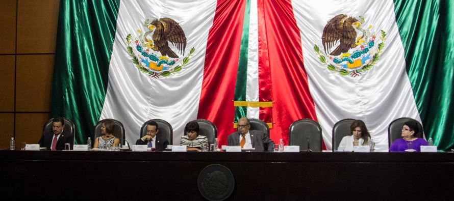 En México, la Ley General de Adquisiciones obliga al sector público a licitar sus...