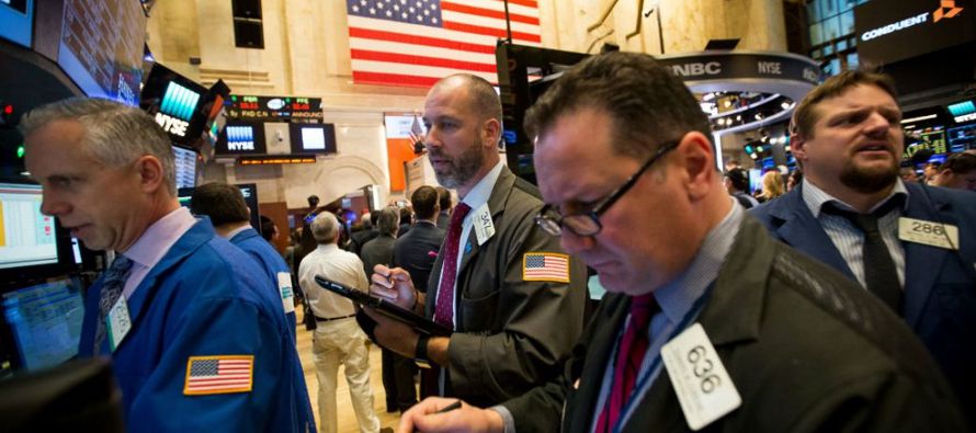 Las acciones en la bolsa de Nueva York cerraron con caídas el martes presionadas por nuevas...