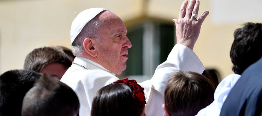 El papa Francisco clamó el jueves contra "la tentación de venganza" en...