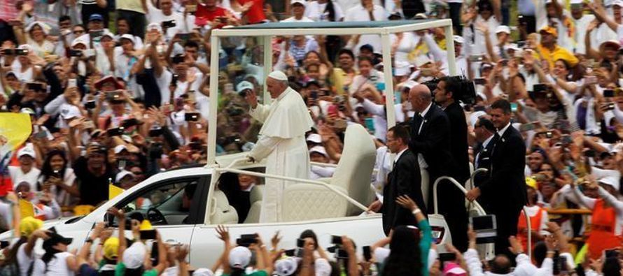 El Papa Francisco pidió el viernes a la sociedad colombiana un compromiso sincero de...