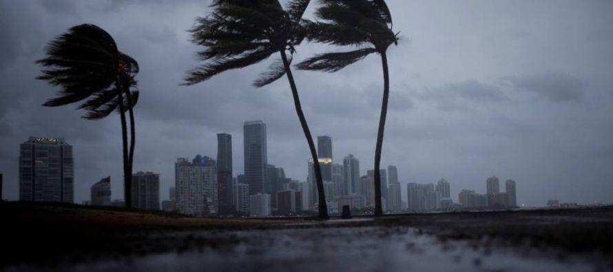 El huracán Irma ganaba fuerza y se disponía a entrar en tierra en Florida el domingo,...