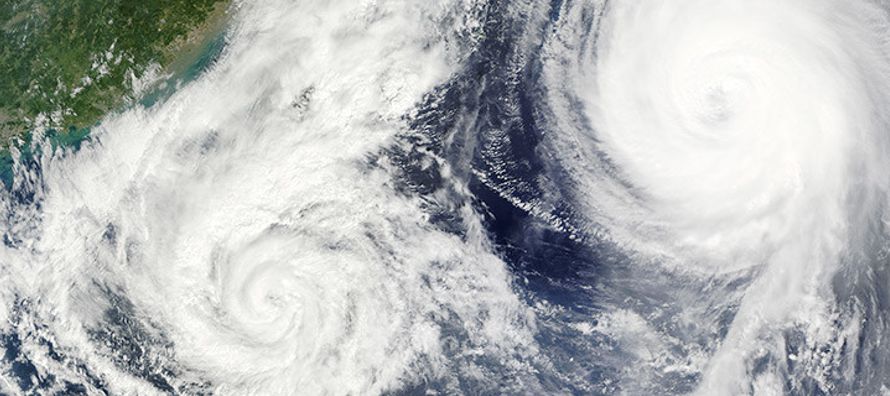 Si dos ciclones tropicales se acercan entre sí, pueden empezar a 'orbitar' uno en...