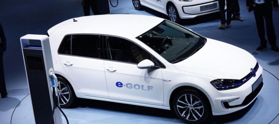 Volkswagen está avanzando en un giro hacia los autos eléctricos y planea invertir...