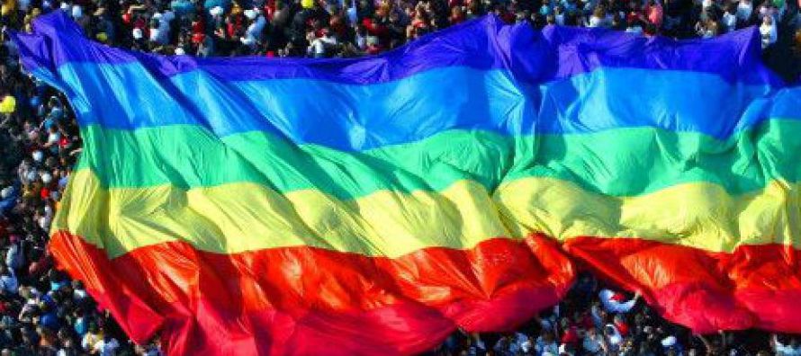 Vestidos con los colores del arcoíris, los manifestantes desfilaron por la calles de...