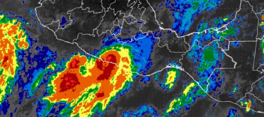El huracán provocaba fuertes lluvias tanto en Guerrero como en el vecino estado de Oaxaca,...