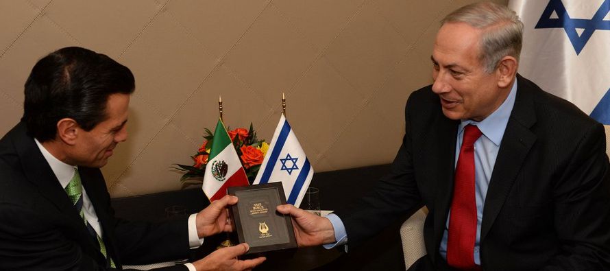 La visita de Netanyahu fue calificada de "histórica", pues es la primera de un...