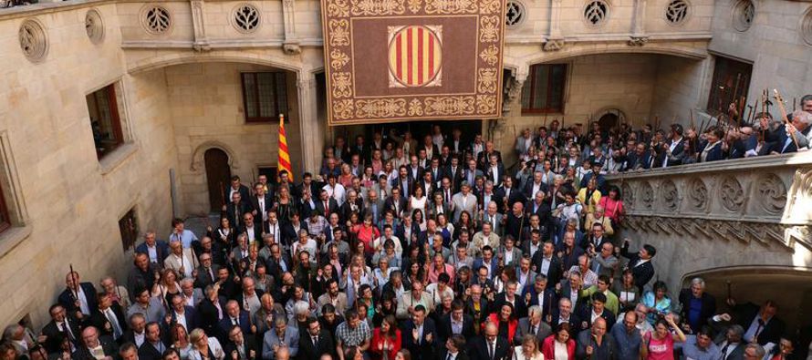 La alcaldesa de Barcelona, Ada Colau, criticó la respuesta de Madrid en un breve discurso en...