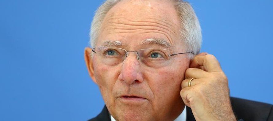 El ministro de Finanzas de Alemania, Wolfgang Schäuble, tras describir como...