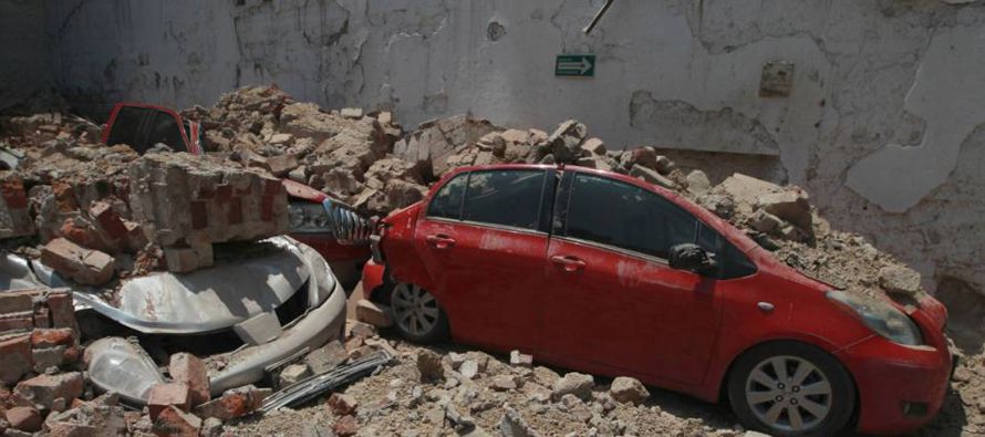La cifra de muertos por el fuerte terremoto de hoy subió a 40 en la Ciudad de México,...