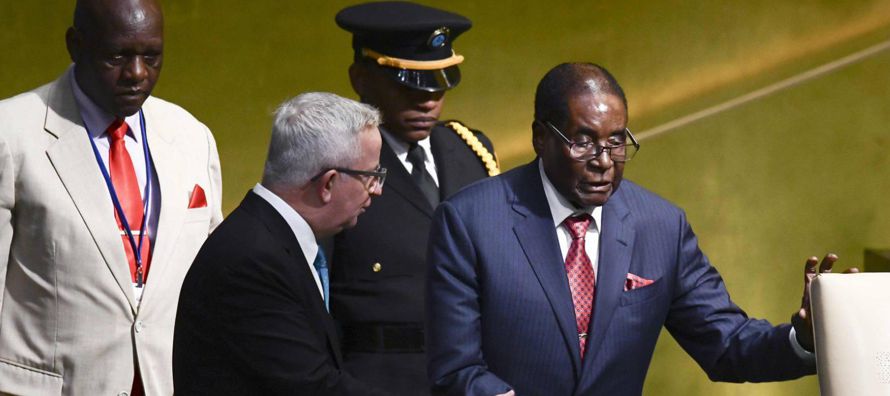 El presidente de Zimbabue recurrió a un texto bíblico para cargar sin...