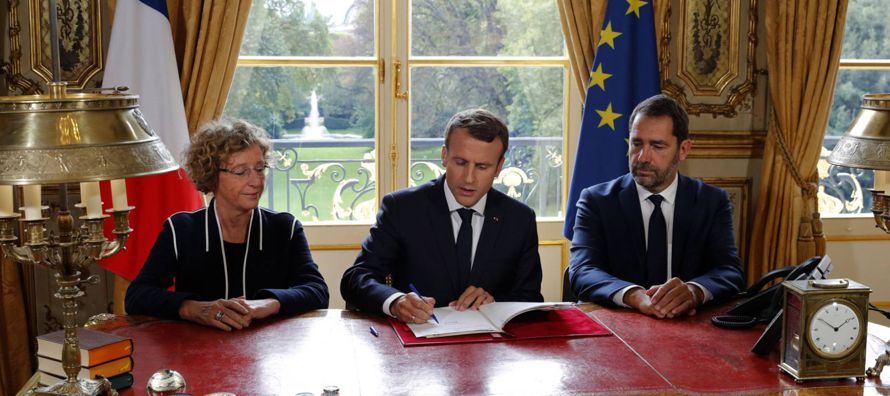 Tras la reunión del Consejo de Ministros, Macron firmó las nuevas normas en el...