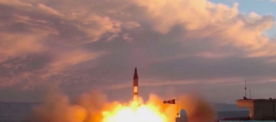 La televisión estatal difundió imágenes del lanzamiento del misil Joramshahr y...
