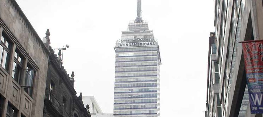El símbolo de la ingeniería mexicana, la Torre Latinoamericana, frente al Palacio de...