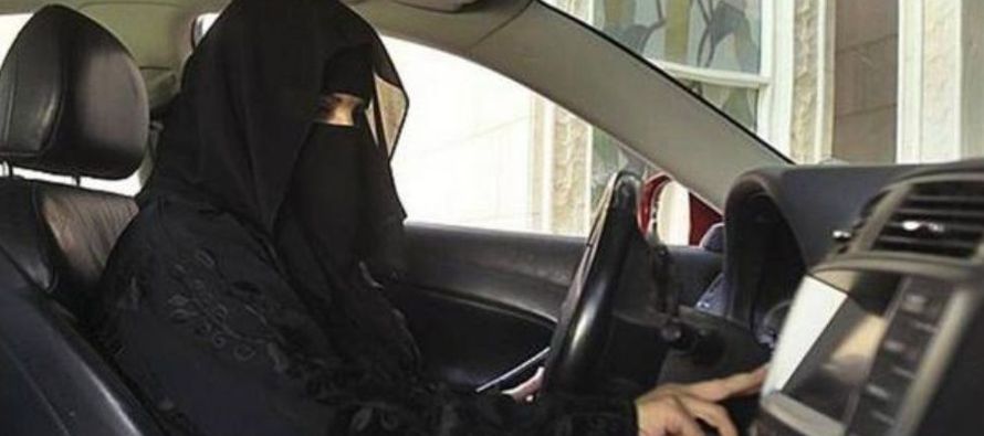 Las mujeres sauditas están igualmente sometidas a la tutela de un hombre de su familia...