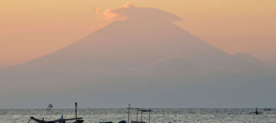 Ante la posible erupción, las autoridades de Indonesia prevén desviar los vuelos con...
