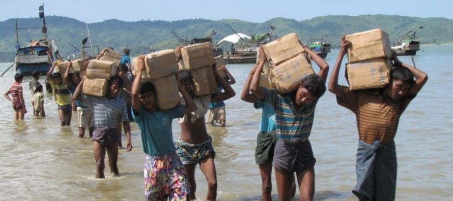 Los refugiados aún huyen de Myanmar, más de un mes después de que insurgentes...