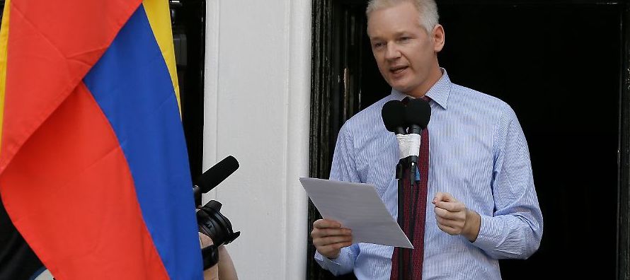 Assange se refugió hace cinco años en la Embajada de Ecuador en Londres como forma...