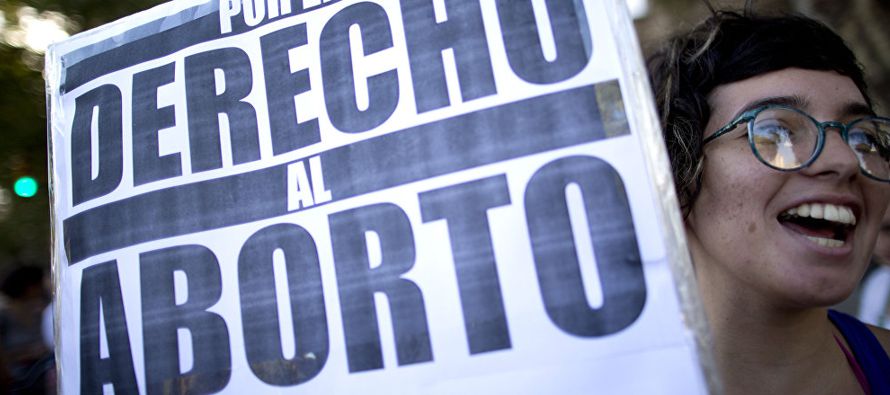 El 65 % de los colombianos está de acuerdo con el aborto legal, en tanto que un 62 %...