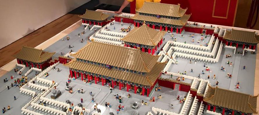 El artista chino Andy Hung, experto en reproducciones a escala con piezas de Lego, exhibe su...