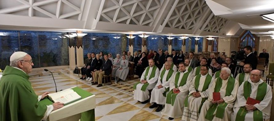 Frente al relato de la Pasión, el Papa ha invitado a 