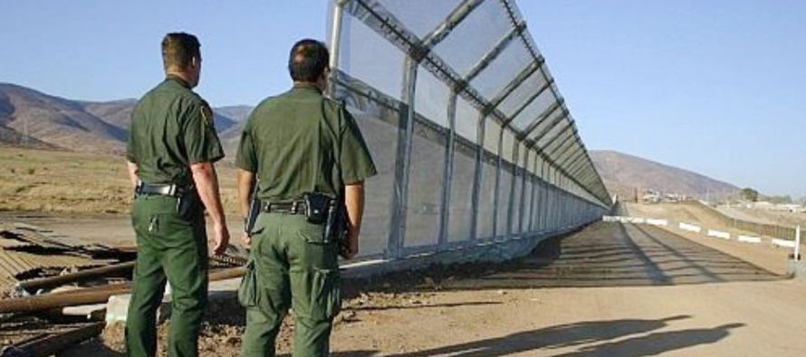 El proyecto de ley incluye los 10,000 millones de dólares en fondos para muros fronterizos,...