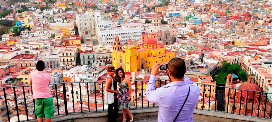 El gobierno mexicano anunció una campaña para recuperar al turismo perdido tras los...