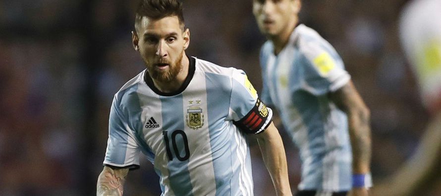 La Argentina de Lionel Messi puede el martes caer al precipicio desde los 2.850 metros de altura de...