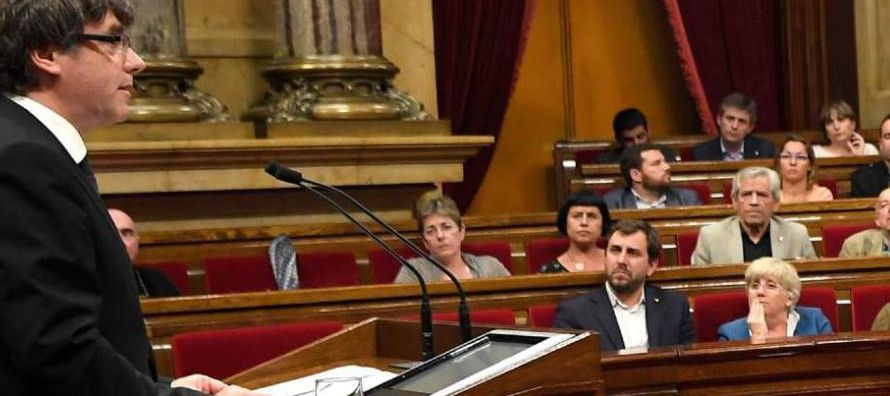 El presidente de la Generalitat Carles Puigdemont ha declarado la independencia de Cataluña...