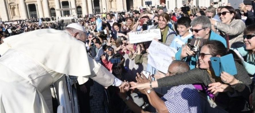 El Santo Padre ha saludado a todos los peregrinos de lengua española, y en especial a la...