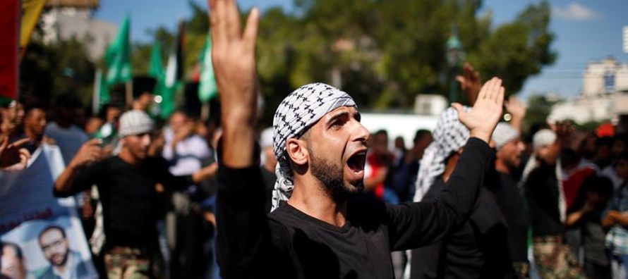 Hamas aceptó entregar poderes administrativos en Gaza al Gobierno respaldado por Fatah el...