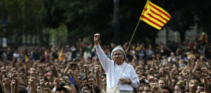 Una declaración de independencia en suspenso, Madrid lanza un ultimátum a Barcelona,...