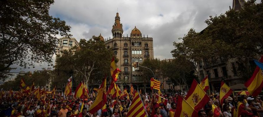 El jefe del gobierno catalán, Carles Puigdemont, proclamó el martes la independencia...