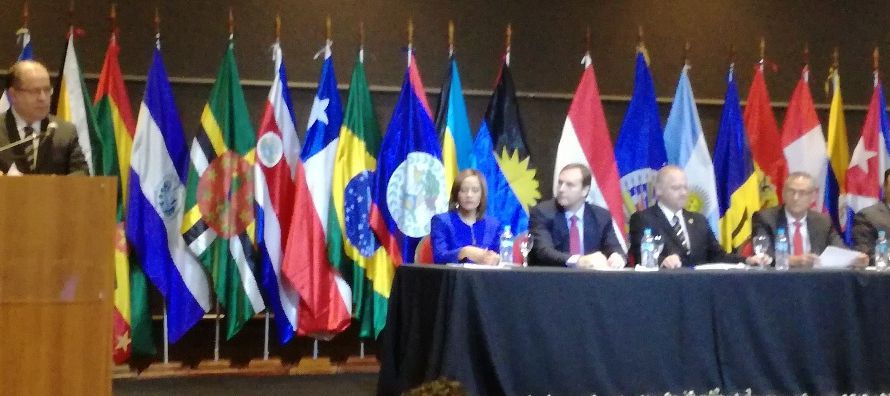 El secretario general de la OEA, Luis Almagro, destacó a España como "socio en...