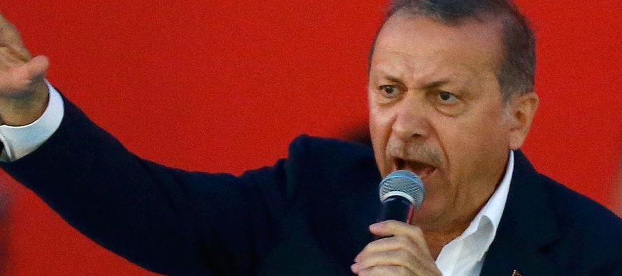 "Hay que decirles que no les hemos olvidado", destacó Asli Erdogan, acusada de...