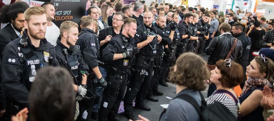 Según la agencia DPA, los manifestantes de izquierda gritaban "Fuera Nazis" cuando...