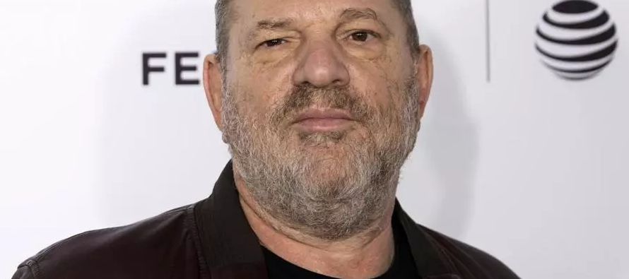 El portal de celebridades TMZ informó que Weinstein ingresó en el centro The Meadows,...