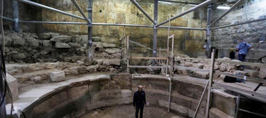 La estructura de piedra, con 200 asientos, fue hallada bajo un corredor que lleva a la explanada...