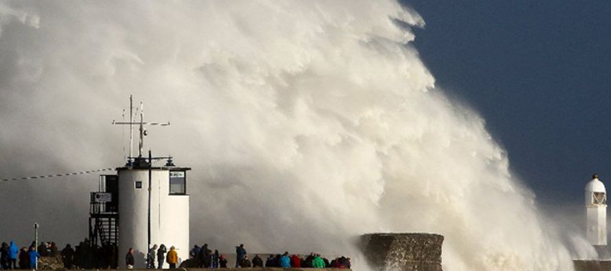 Irlanda fue golpeada por una "tormenta sin precedentes" este lunes, que causó 3...