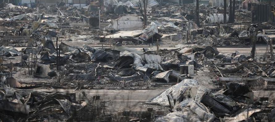 Al menos 5,700 viviendas y comercios han sido destruidos por el fuego, que comenzó hace una...