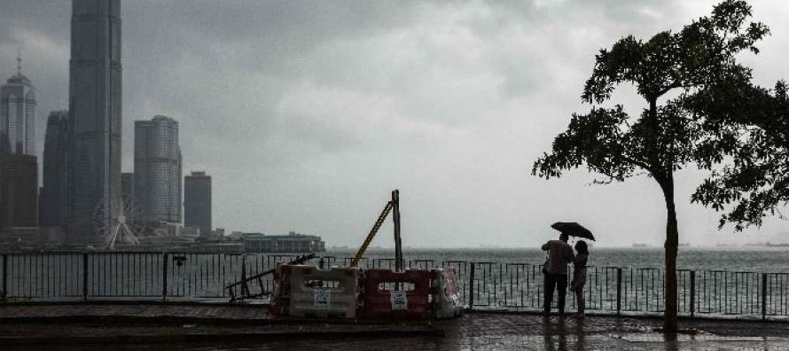 La tormenta, que a las 15.50 hora local (6.50 GMT) se encontraba en el Mar de Filipinas a unos 180...