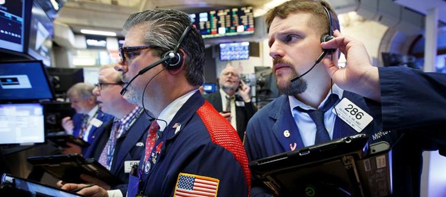 El índice industrial Dow Jones subió 0,71% a 23.328,63 puntos, el Nasdaq, de valores...