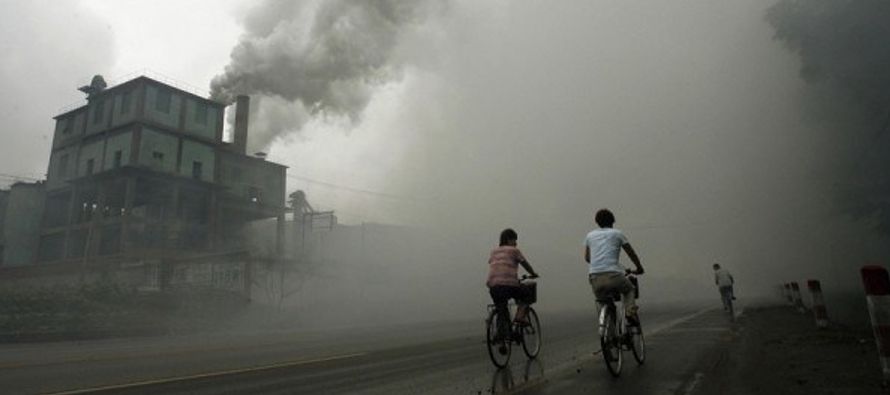 El aire contaminado, causado por todo desde el transporte y la industria hasta chimeneas de...