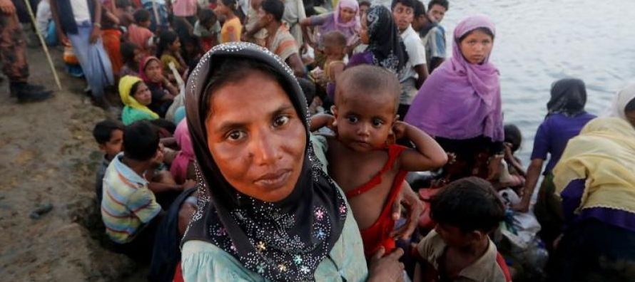 Los refugiados rohinyás se han dirigido hacia Bangladés de manera multitudinaria...