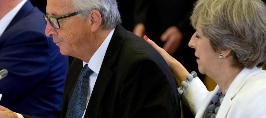 Theresa May y Jean-Claude Juncker cenaron juntos el lunes, unos días antes de la cumbre en...