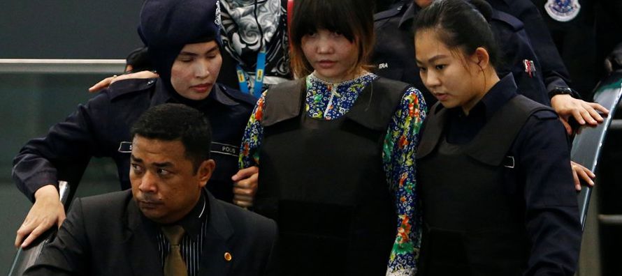 La vietnamita Doan Thi Houng y la indonesia Siti Aisyah -únicas detenidas por el asesinato-...