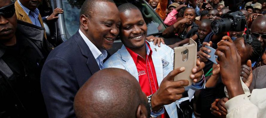 El líder opositor, Raila Odinga, de 72 años, quien el 10 de octubre retiró su...