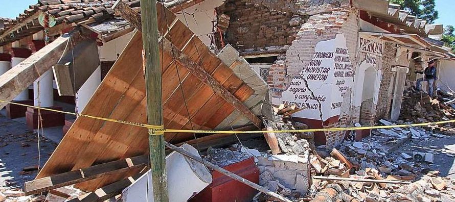 Los sismos, que dejaron 471 muertos, derribaron decenas de edificios y causaron daños en...