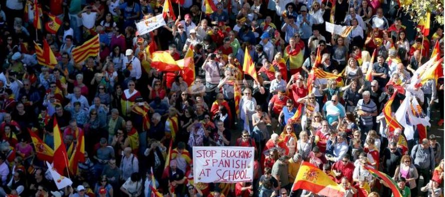 Decenas de miles de personas expresaron hoy en las calles de Barcelona su rechazo a la...