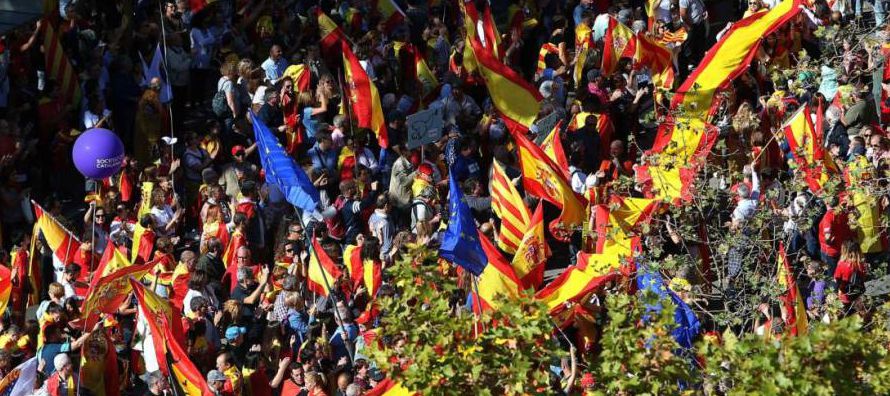 Cientos de miles de catalanes demostraron ayer que la manifestación del 8 de octubre no fue...