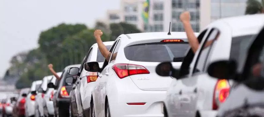La policía dijo que unos 800 conductores de Uber manejaron por el centro de Brasilia, la...